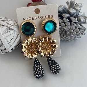 Beautiful emerald  and gold earrings